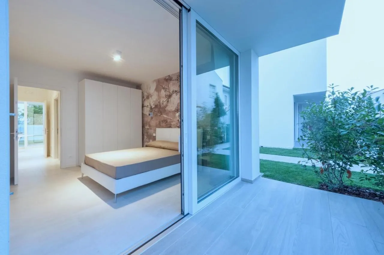 Palms Apartments Лидо-ди-Езоло Италия