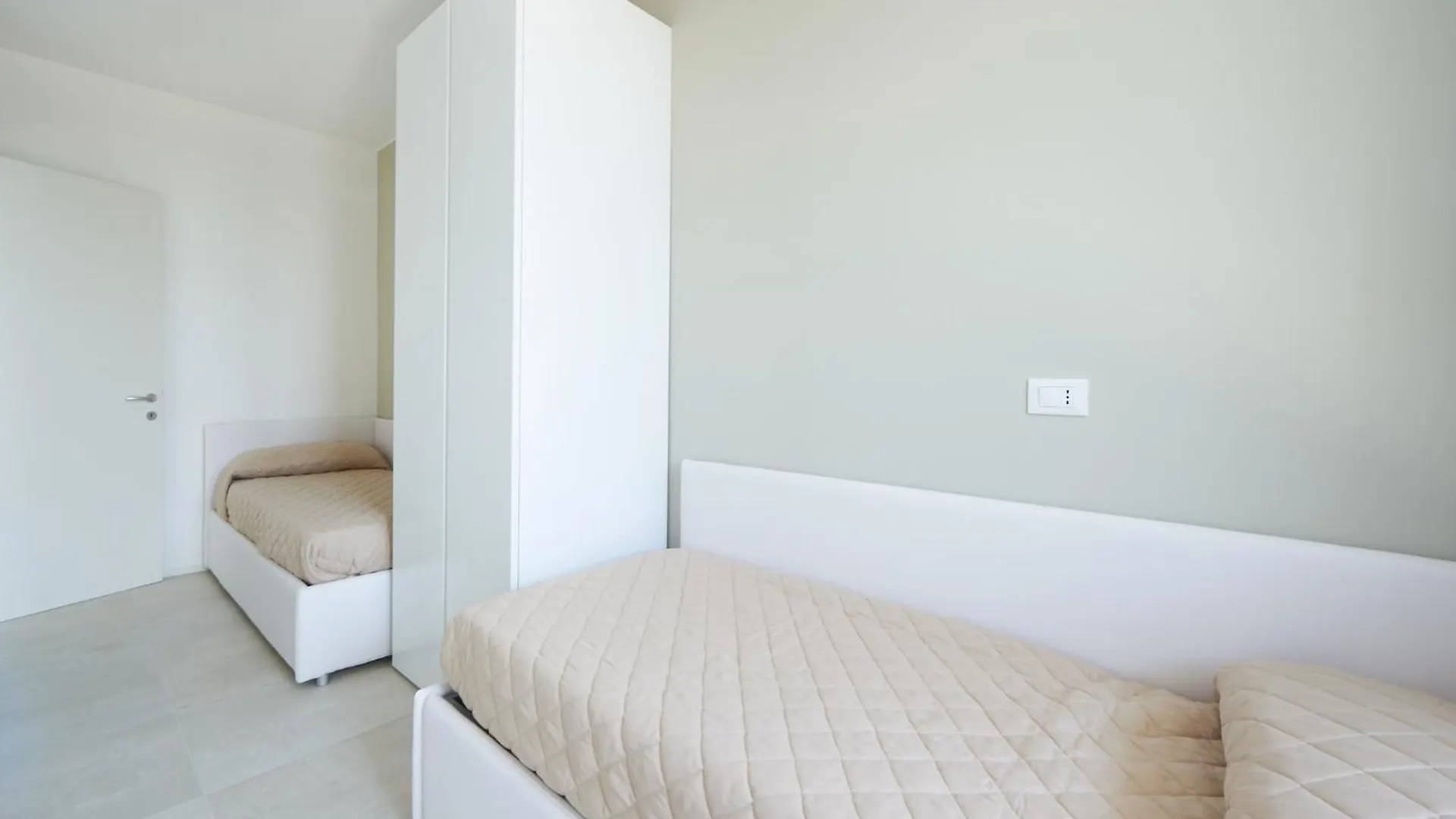 Palms Apartments Лидо-ди-Езоло 0*,  Италия