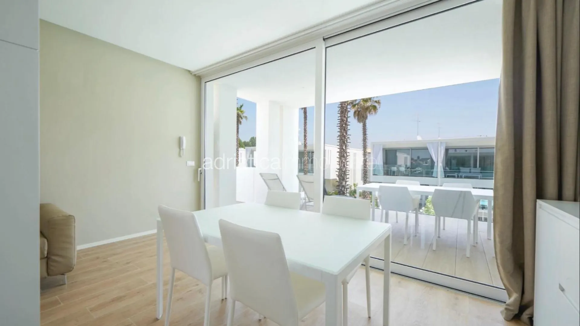 Palms Apartments Лидо-ди-Езоло 0*,